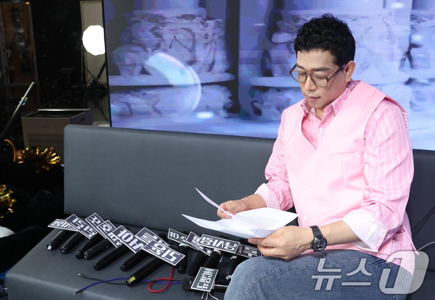 본문 이미지 - 방송인 강병규가 3일 서울 강남구 아이스크림스튜디오에서 인터넷 플랫폼 팬더TV의 엑셀방송 프로그램 ‘더 크루&#40;The Crew&#41;’ 녹화에 앞서 대본을 꼼꼼히 살피고 있다. ⓒ News1 권현진 기자