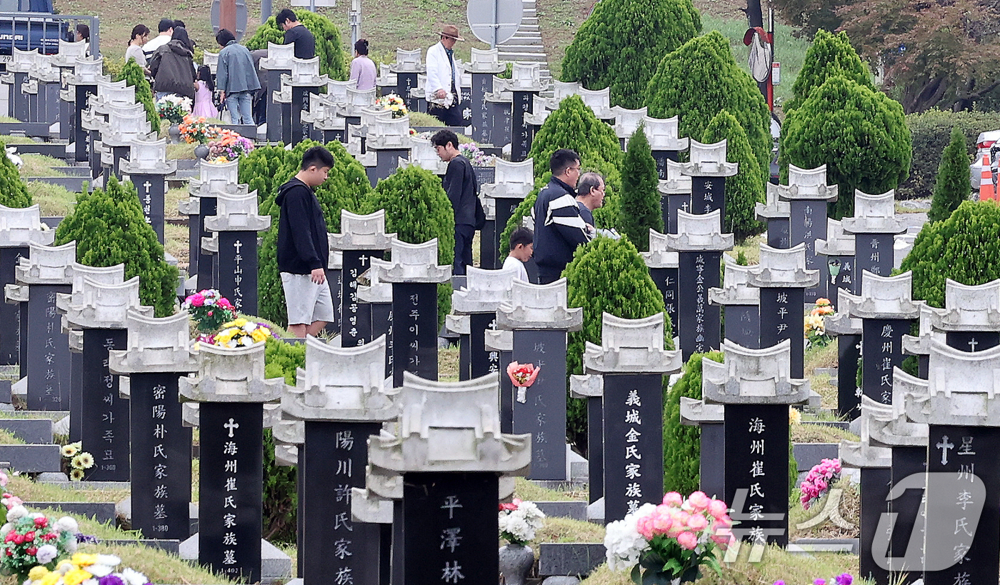 (인천=뉴스1) 이호윤 기자 = 본격적인 추석 연휴가 시작된 3일 인천 부평구 인천가족공원을 찾은 성묘객들이 차레 준비를 하고 있다. 2025.10.3/뉴스1