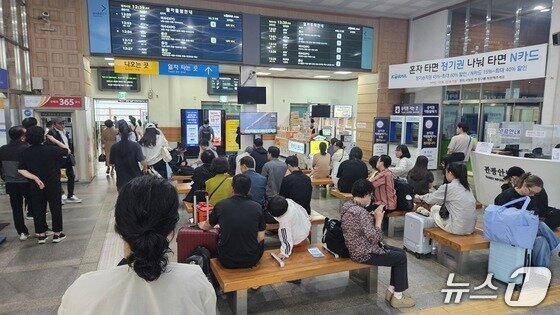 본문 이미지 -  연휴 첫날인 3일 정오께 전주역이 귀성객들로 북적이고 있다. 2025.10.3/뉴스1 신준수 기자