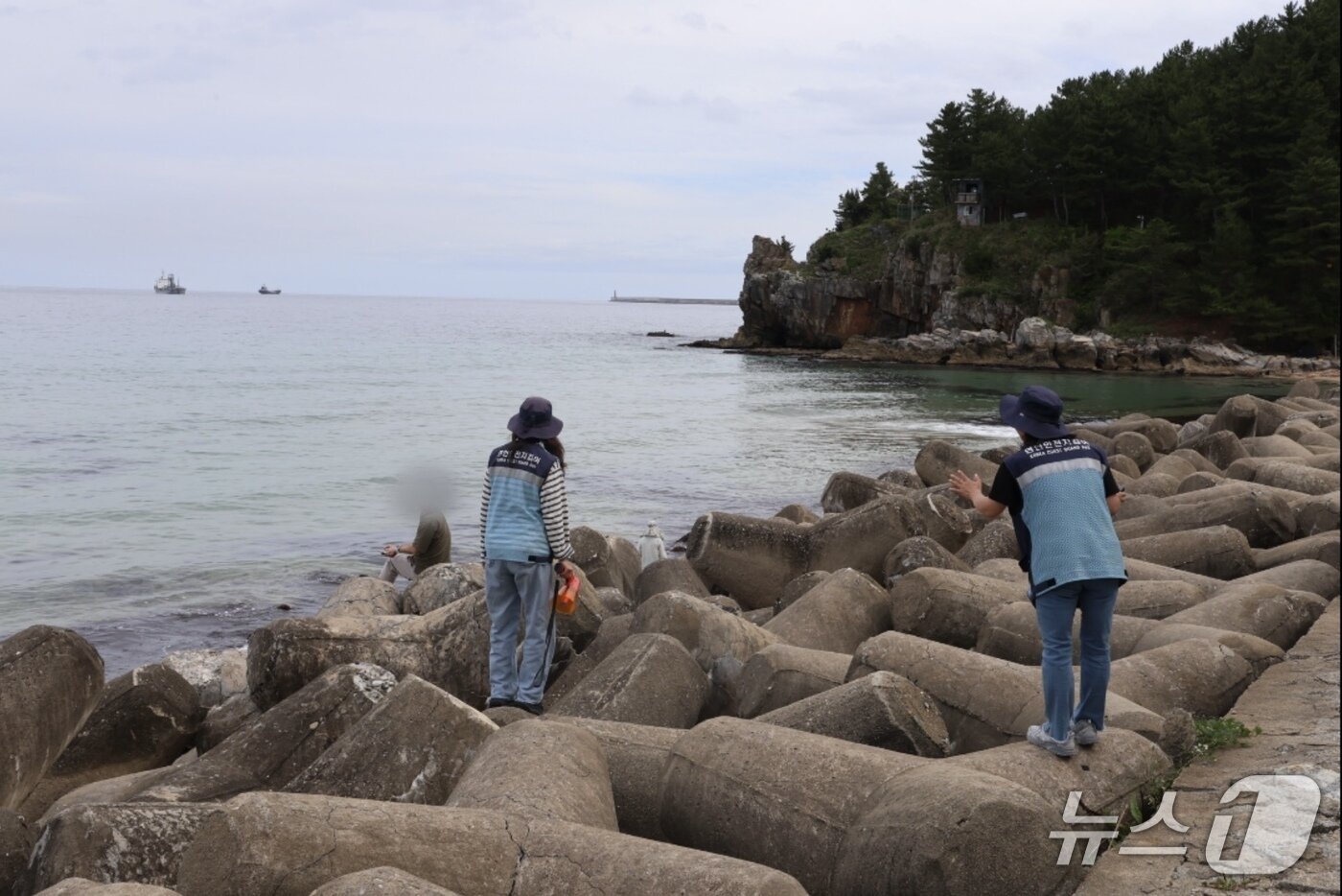 본문 이미지 - 강원 동해시 한섬해변 연안안전지킴이 최예봄 씨&#40;사진 왼쪽&#41;와 함미영 씨&#40;오른쪽&#41;가 해변 테트라포드에서 계도 활동을 하고 있다.&#40;동해해경 제공, 재판매 및 DB 금지&#41; 2025.10.3/뉴스1