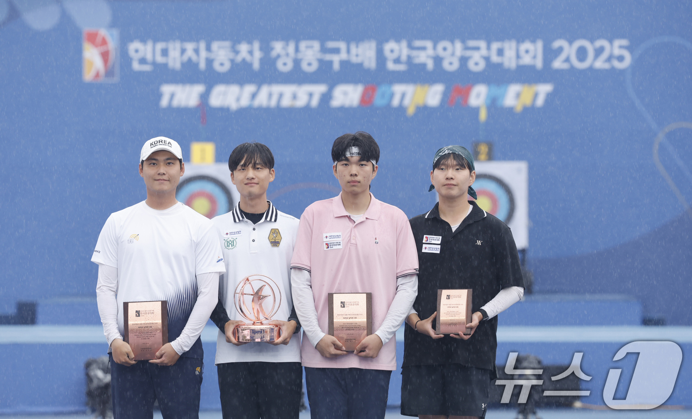 (광주=뉴스1) 김태성 기자 = 3일 광주5.18민주광장에서 열린 '현대자동차 정몽구배 한국양궁대회2025' 남자 리커브 경기 시상식에서 우승을 차지한 이우석(코오롱 엑스텐보이즈) …