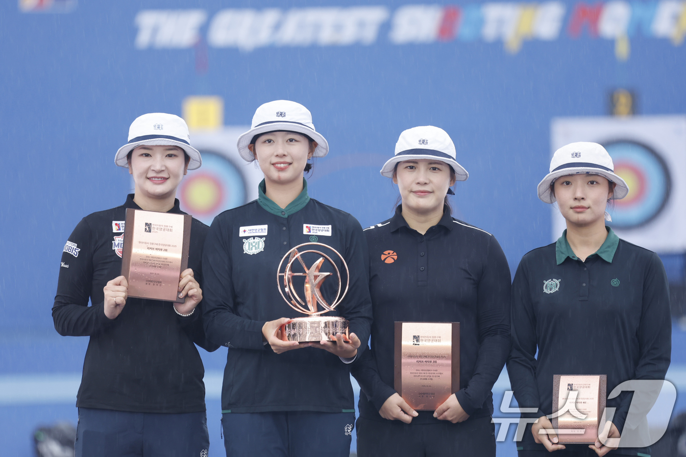 (광주=뉴스1) 김태성 기자 = 3일 광주5.18민주광장에서 열린 '현대자동차 정몽구배 한국양궁대회2025' 여자 리커브 경기 시상식에서 우승을 차지한 임시현(한국체대), 준우승 …