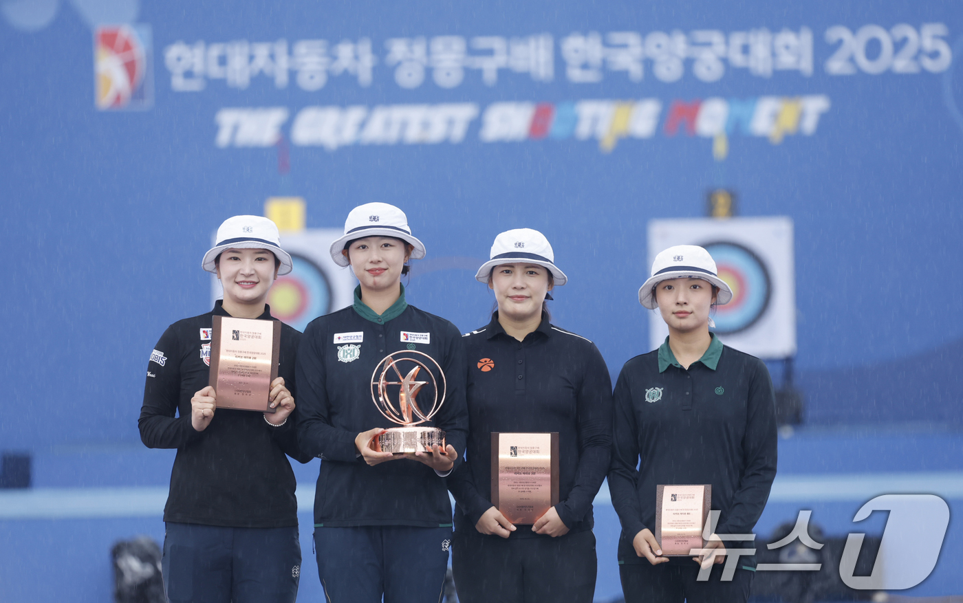 (광주=뉴스1) 김태성 기자 = 3일 광주5.18민주광장에서 열린 '현대자동차 정몽구배 한국양궁대회2025' 여자 리커브 경기 시상식에서 우승을 차지한 임시현(한국체대), 준우승 …