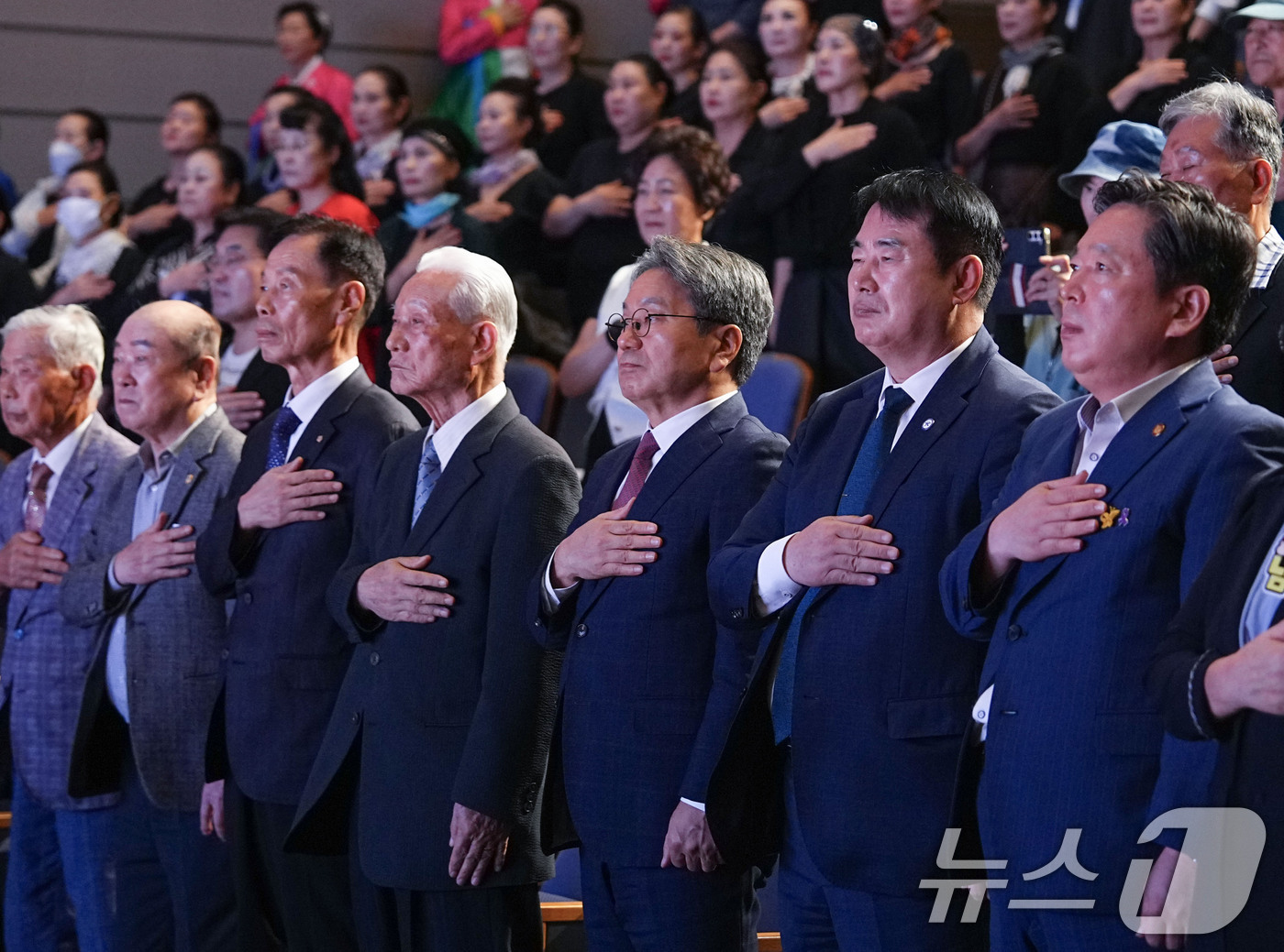 (광주=뉴스1) 박준배 기자 = 강기정 광주시장이 3일 남구 빛고을시민문화관에서 열린 '단기 4358년 2025년 개천절 경축식'에 참석해 국민의례를 하고 있다.(광주시 제공. 재 …
