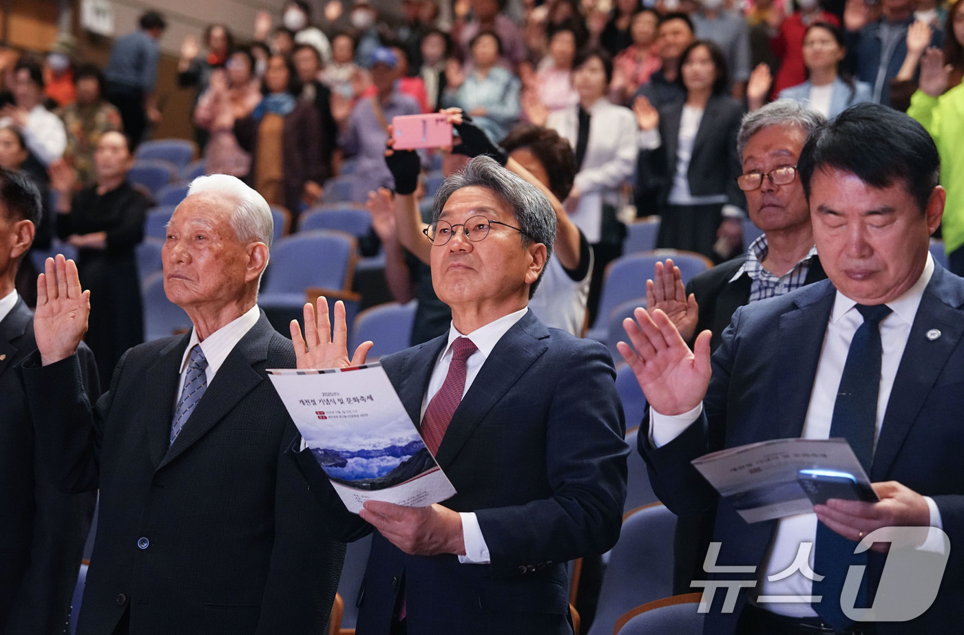 (광주=뉴스1) 박준배 기자 = 강기정 광주시장이 3일 남구 빛고을시민문화관에서 열린 '단기 4358년 2025년 개천절 경축식'에 참석해 경축선언문을 낭독하고 있다.(광주시 제공 …