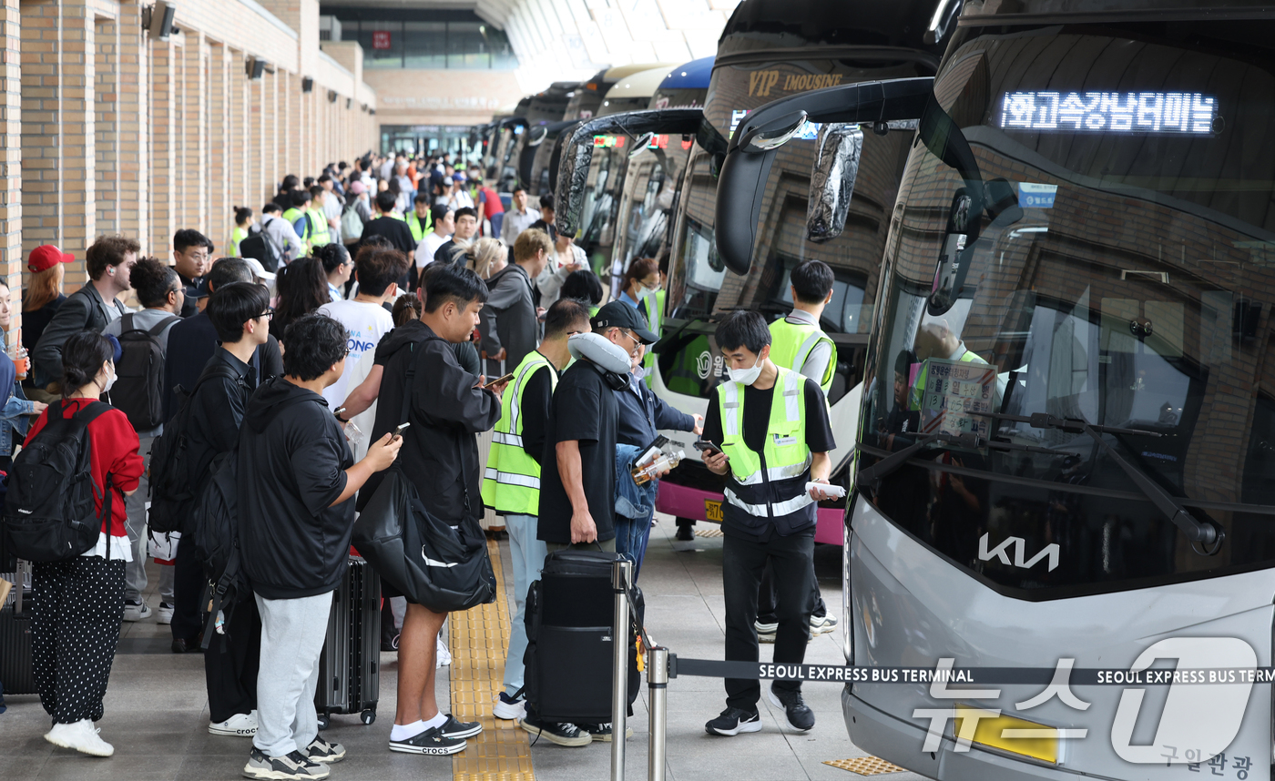 (서울=뉴스1) 이호윤 기자 = 본격적인 추석 연휴가 시작된 3일 서울 서초구 고속버스터미널이 귀성객들로 붐비고 있다. 2025.10.3/뉴스1