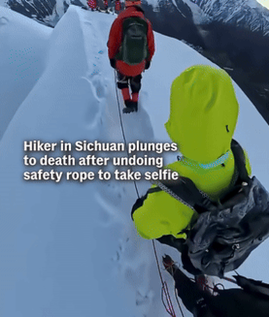본문 이미지 - &#40;2025년 9월 25일 중국 쓰촨성에서 등산을 하던 한 등산객이 사진을 찍으려다 안전 로프를 풀려 추락하고 있다. 채널뉴스아시아 갈무리&#41;