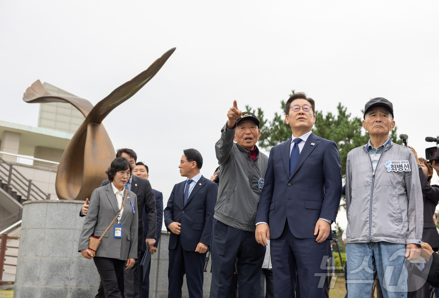 (서울=뉴스1) 이재명 기자 = 이재명 대통령이 3일 인천 강화군 강화평화전망대에서 실향민과 북녘을 바라보며 대화하고 있다. (대통령실 제공. 재판매 및 DB 금지) 2025.10 …