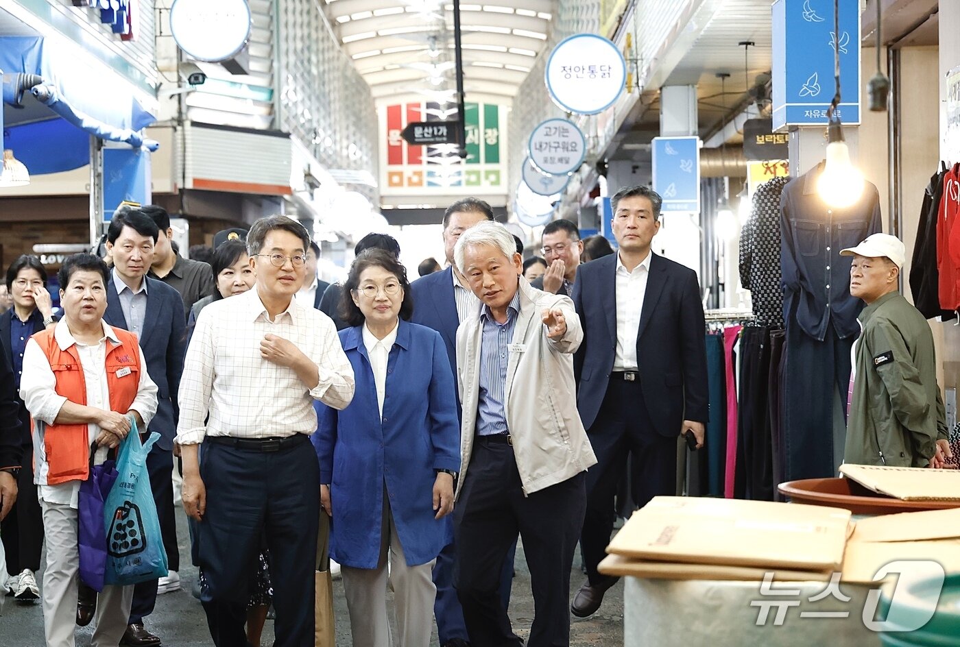 본문 이미지 - 추석 연휴 첫날 파주문산자유시장을 김동연 경기도지사.&#40;경기도 제공. 재판매 및 DB금지&#41;