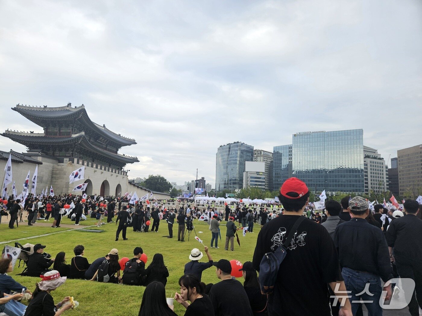 본문 이미지 - 개천절인 3일 자유대학이 서울 종로구 광화문에서 집회를 벌이고 있다. 2025.10.3/뉴스1 ⓒ News1 유채연 기자