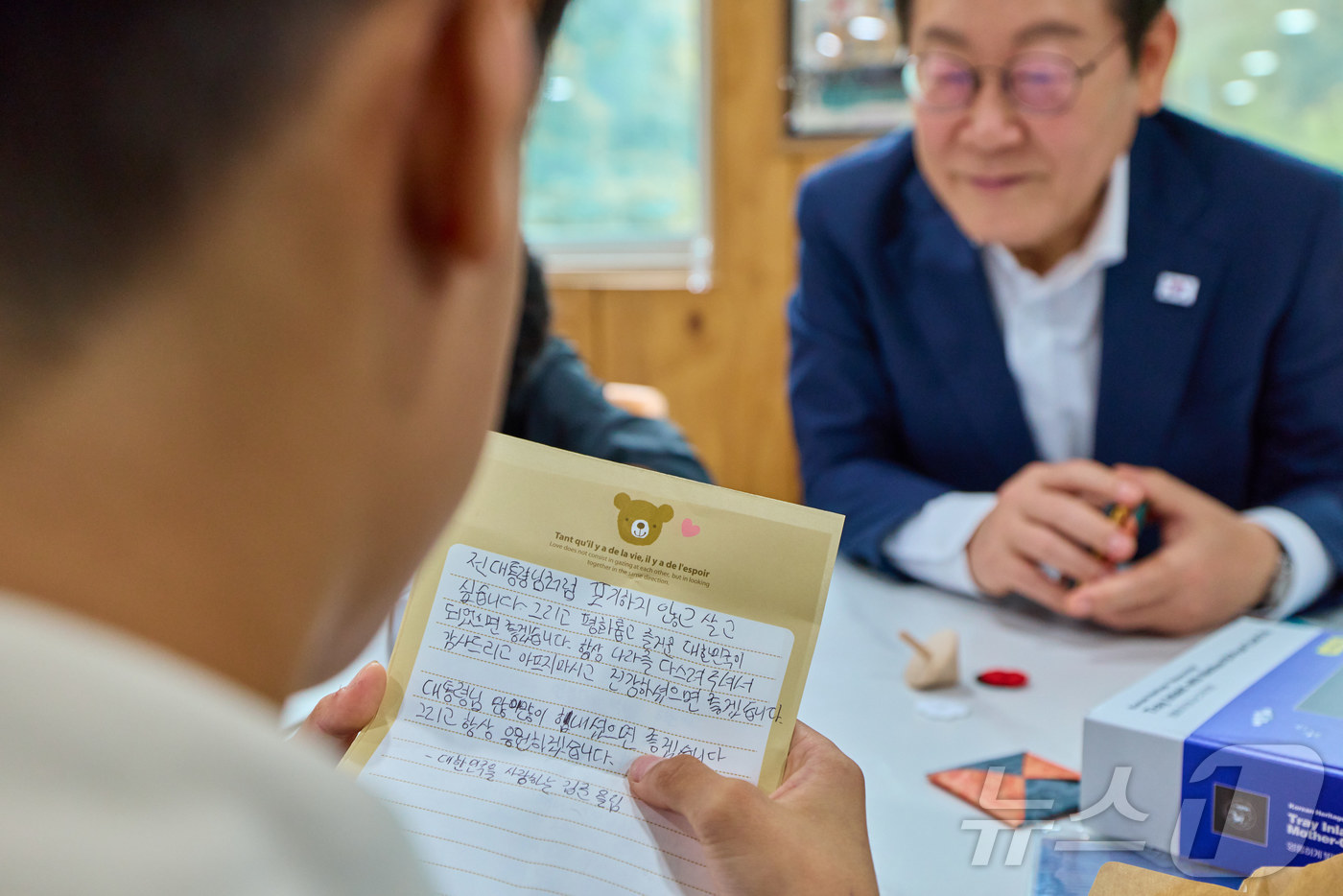 (서울=뉴스1) 이재명 기자 = 이재명 대통령이 3일 인천 강화군 소재 아동양육시설을 찾아 한 어린이가 작성한 편지글을 듣고 있다. (대통령실 제공. 재판매 및 DB 금지) 202 …