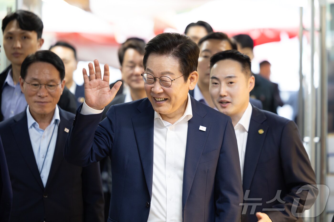 본문 이미지 - 이재명 대통령이 3일 인천 강화제일풍물시장을 찾아 시민들에게 인사를 하고 있다. &#40;대통령실 제공. 재판매 및 DB 금지&#41; 2025.10.3/뉴스1 ⓒ News1 이재명 기자