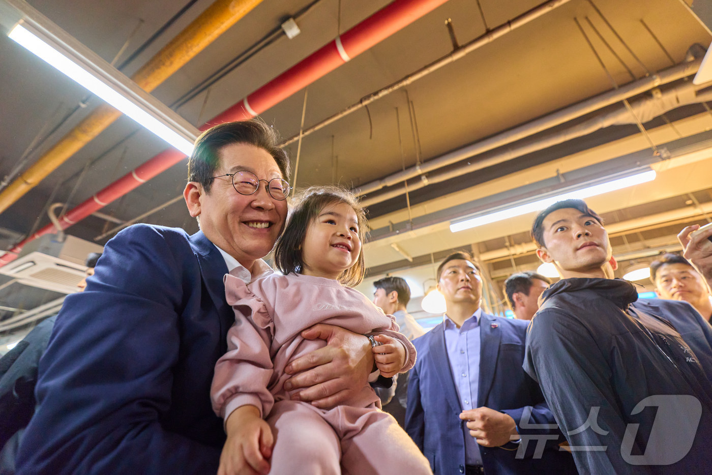 (서울=뉴스1) 이재명 기자 = 이재명 대통령이 3일 인천 강화제일풍물시장을 찾아 한 어린이와 기념촬영을 하고 있다. (대통령실 제공. 재판매 및 DB 금지) 2025.10.3/뉴 …