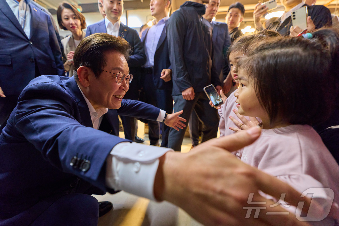 (서울=뉴스1) 이재명 기자 = 이재명 대통령이 3일 인천 강화제일풍물시장을 찾아 한 어린이와 인사를 나누고 있다. (대통령실 제공. 재판매 및 DB 금지) 2025.10.3/뉴스 …