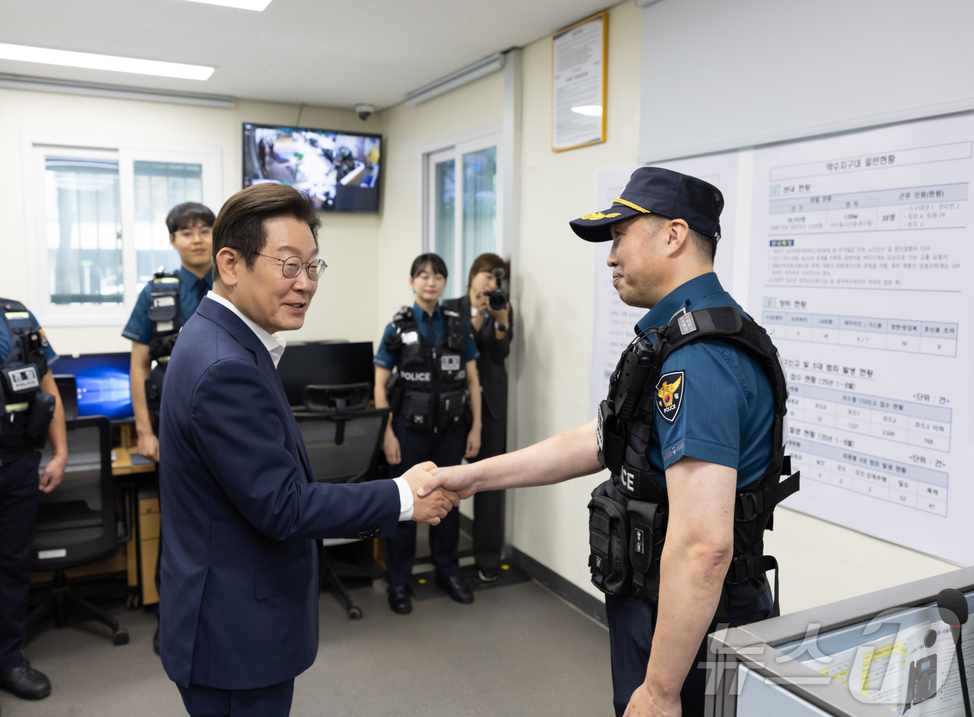 (서울=뉴스1) 이재명 기자 = 이재명 대통령이 3일 서울 중구 중부경찰서 약수지구대를 찾아 추석 연휴 기간 근무중인 경찰관과 악수하고 있다. (대통령실 제공. 재판매 및 DB 금 …