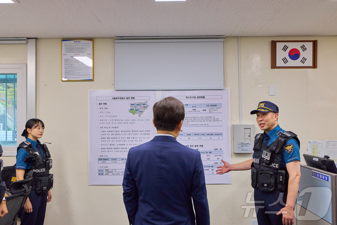 (서울=뉴스1) 이재명 기자 = 이재명 대통령이 3일 서울 중구 중부경찰서 약수지구대를 찾아 추석 연휴 기간 치안 활동 등을 보고 받고 있다. (대통령실 제공. 재판매 및 DB 금 …