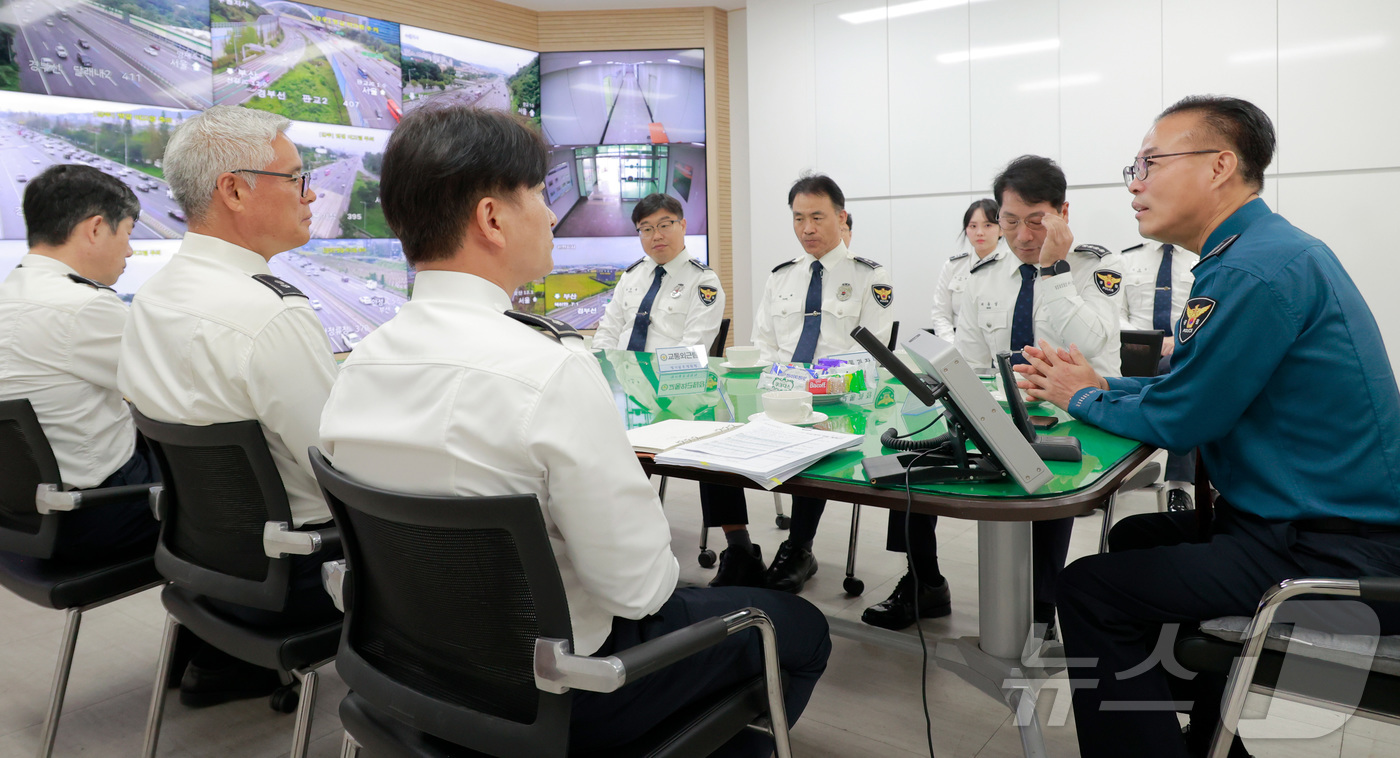 (수원=뉴스1) 김기현 기자 = 추석 연휴 첫날인 3일 황창선 경기남부경찰청장이 용인시 고속도로순찰대 1지구대를 찾아 주요 도로 교통 상황을 점검하고 있다. (경기남부경찰청 제공. …