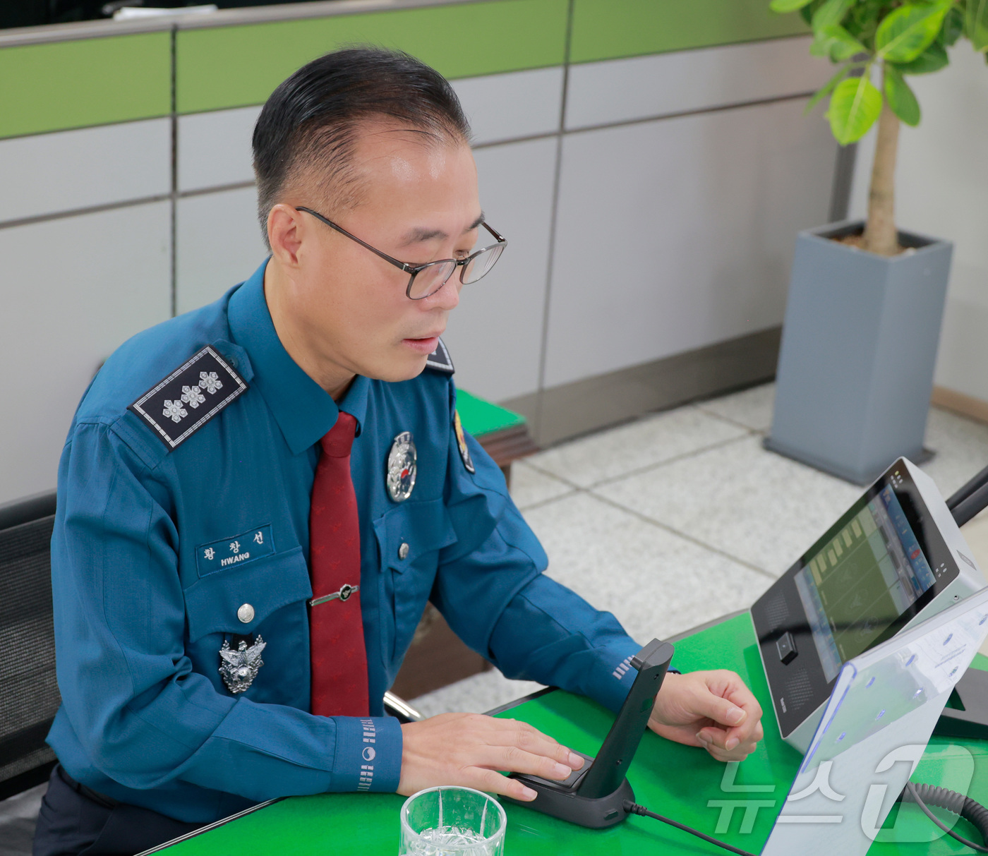 (수원=뉴스1) 김기현 기자 = 추석 연휴 첫날인 3일 황창선 경기남부경찰청장이 용인시 고속도로순찰대 1지구대를 찾아 주요 도로 교통 상황을 점검하고 있다. (경기남부경찰청 제공. …
