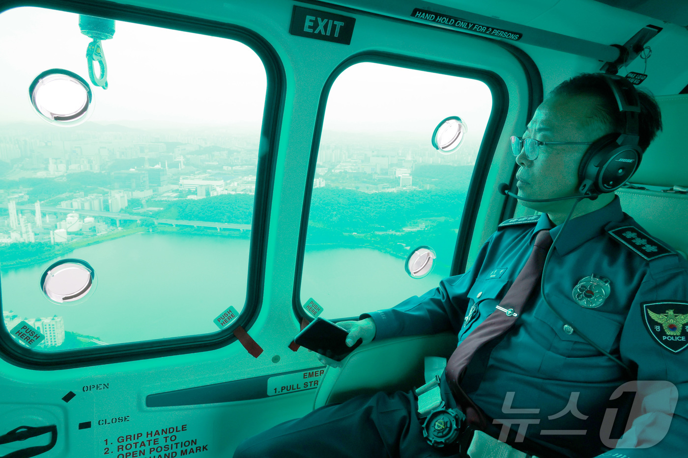 (수원=뉴스1) 김기현 기자 = 추석 연휴 첫날인 3일 황창선 경기남부경찰청장이 헬기를 타고 경부·영동·서해안선 등 주요 고속도로 교통 상황을 점검하고 있다. (경기남부경찰청 제공 …