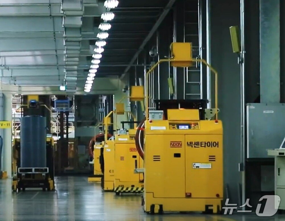 본문 이미지 - 넥센타이어 창녕공장에서 각종 재료를 자동으로 운반하는 데 쓰이는 &#39;레이저유도차&#39;&#40;LGV&#41;의 모습. 바닥에 심어진 레이저를 인식해 재료를 각 공정 기계로 운반한다&#40;창녕공장 홍보영상 갈무리&#41;. 2025.09.26..