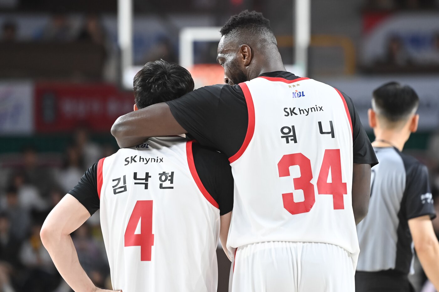 본문 이미지 - 서울 SK의 자밀 워니&#40;오른쪽&#41;와 김낙현. &#40;KBL 제공&#41;