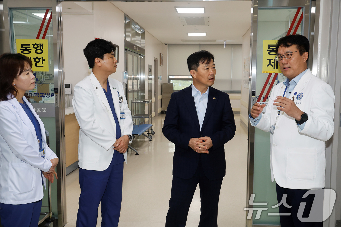 (서울=뉴스1) 박지혜 기자 = 이형훈 보건복지부 2차관이 추석 연휴 첫날인 3일 경기도 수원시 아주대학교병원을 방문해 연휴 응급의료체계 상황을 점검하고 있다. (보건복지부 제공. …