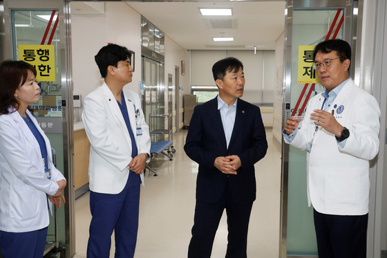 추석 연휴 응급의료체계 상황 점검하는 이형훈 차관