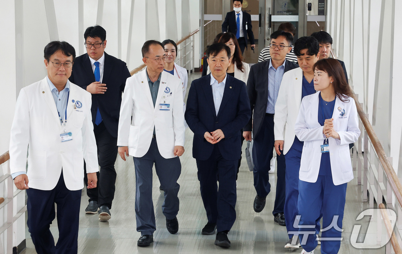 (서울=뉴스1) 박지혜 기자 = 이형훈 보건복지부 2차관이 추석 연휴 첫날인 3일 경기도 수원시 아주대학교병원을 방문해 연휴 응급의료체계 상황을 점검하고 있다. (보건복지부 제공. …