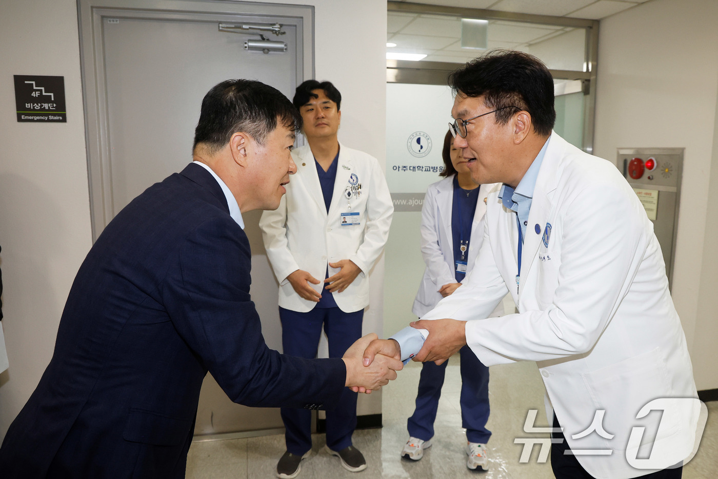 (서울=뉴스1) 박지혜 기자 = 이형훈 보건복지부 2차관이 추석 연휴 첫날인 3일 경기도 수원시 아주대학교병원을 방문해 의료진을 격려하고 있다. (보건복지부 제공. 재판매 및 DB …