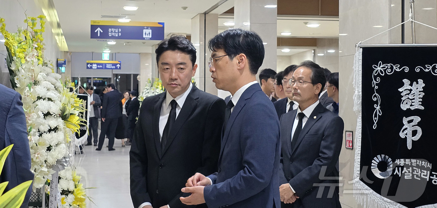 (세종=뉴스1)  장동열 기자 = 강훈식 대통령 비서실장이 3일 세종 은하수공원 장례식장에 마련된 국가전산망 담당 행정안전부 공무원 A씨 빈소를 조문하고 있다. 2025.10.3/ …