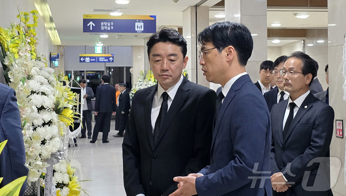 (세종=뉴스1)  장동열 기자 = 강훈식 대통령 비서실장이 3일 세종 은하수공원 장례식장에 마련된 국가전산망 담당 행정안전부 공무원 A씨 빈소를 조문하고 있다. 2025.10.3/ …