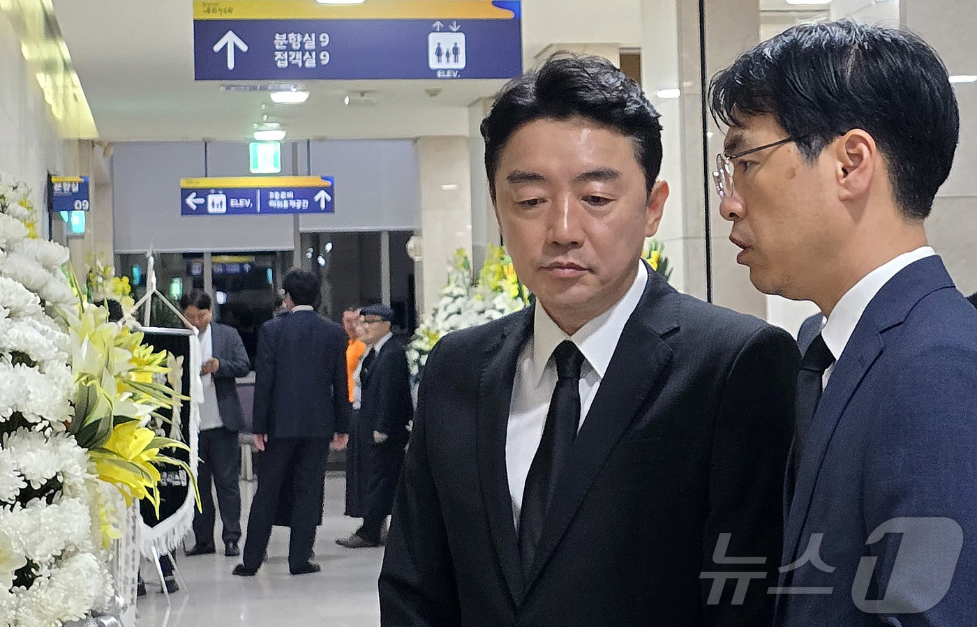 (세종=뉴스1)  장동열 기자 = 강훈식 대통령 비서실장이 3일 세종 은하수공원 장례식장에 마련된 국가전산망 담당 행정안전부 공무원 A씨 빈소를 조문하고 있다. 2025.10.3/ …