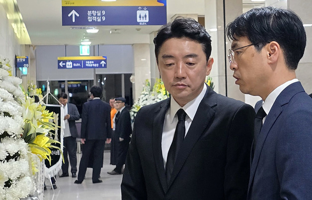 강훈식 비서실장, 전산망 담당 사망 공무원 빈소 조문