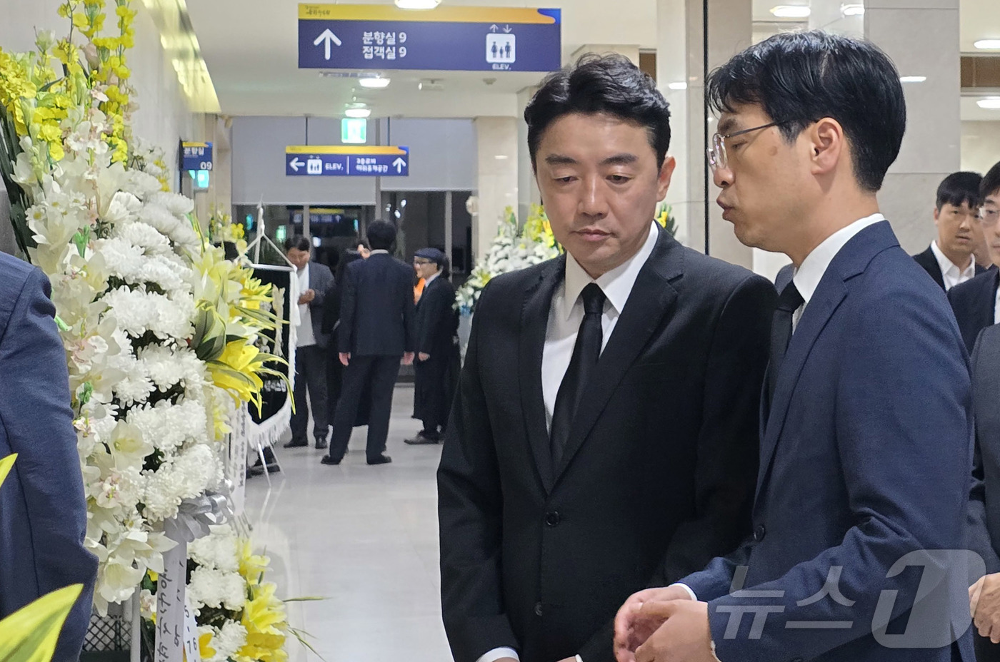 (세종=뉴스1)  장동열 기자 = 강훈식 대통령 비서실장이 3일 세종 은하수공원 장례식장에 마련된 국가전산망 담당 행정안전부 공무원 A씨 빈소를 조문하고 있다. 2025.10.3/ …