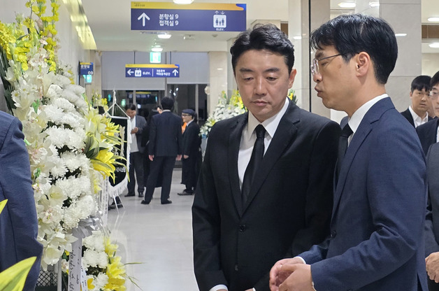 강훈식 비서실장, 전산망 담당 사망 공무원 빈소 조문