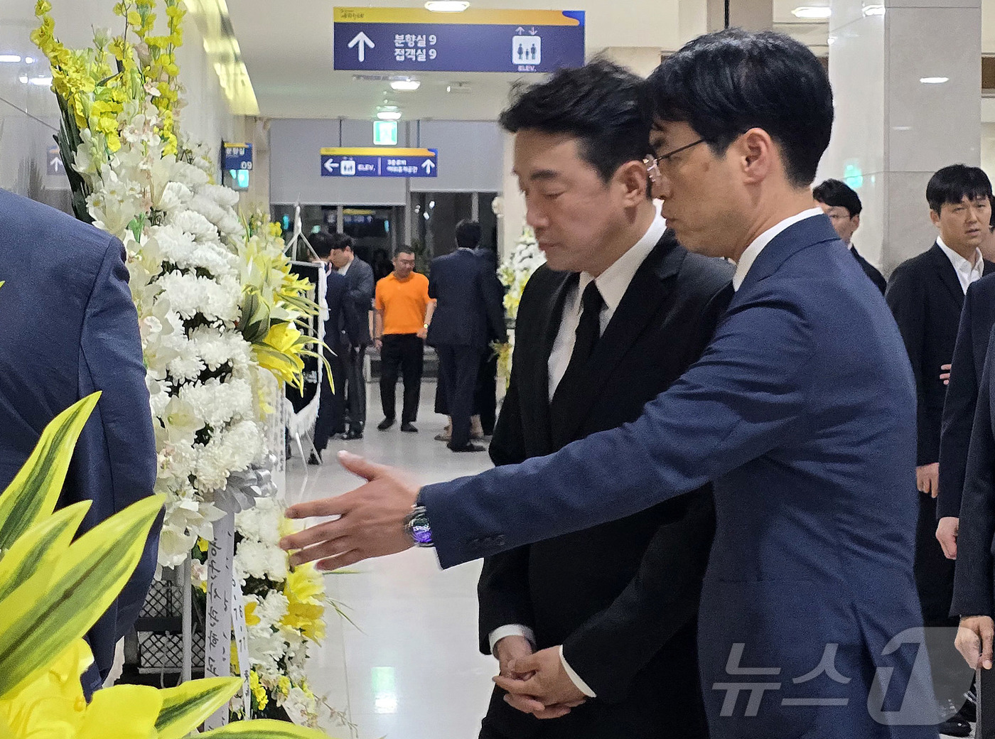 (세종=뉴스1)  장동열 기자 = 강훈식 대통령 비서실장이 3일 세종 은하수공원 장례식장에 마련된 국가전산망 담당 행정안전부 공무원 A씨 빈소를 조문하고 있다. 2025.10.3/ …