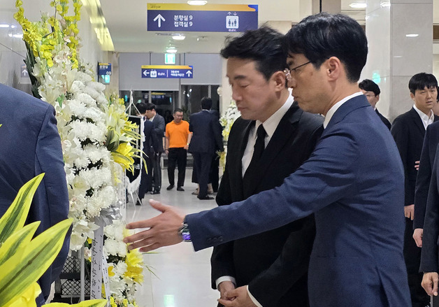 강훈식 비서실장, 전산망 담당 공무원 빈소 조문