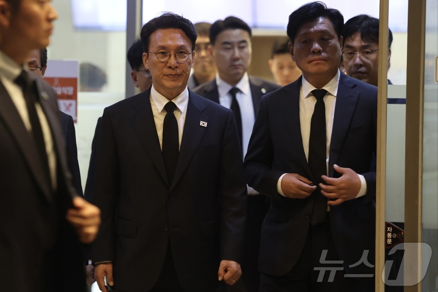 본문 이미지 - 김민석 국무총리가 3일 세종 은하수공원 장례식장에 마련된 국가전산망 담당 행정안전부 공무원 A씨 빈소를 조문하고 있다. &#40;총리실 제공. 재판매 및 DB금지&#41; 2025.10.3/뉴스1