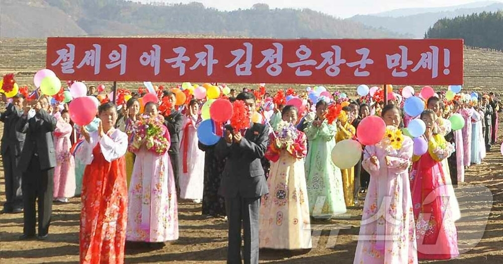 (평양 노동신문=뉴스1) = 북한 노동당 기관지 노동신문은 30일 양강도 김정숙군 신상농장, 삼서농장에 "우리식 농촌 문명을 직관적으로 보여주는 이상촌들이 솟나았다"며 살림집(주택 …