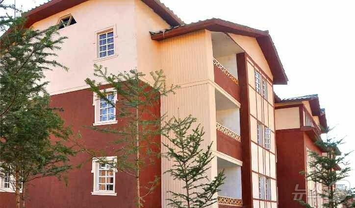 (평양 노동신문=뉴스1) = 북한 노동당 기관지 노동신문은 30일 양강도 김정숙군 신상농장, 삼서농장에 "우리식 농촌 문명을 직관적으로 보여주는 이상촌들이 솟나았다"며 살림집(주택 …