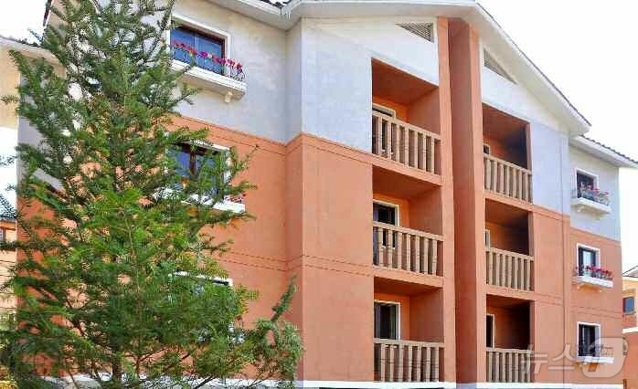 (평양 노동신문=뉴스1) = 북한 노동당 기관지 노동신문은 30일 양강도 김정숙군 신상농장, 삼서농장에 "우리식 농촌 문명을 직관적으로 보여주는 이상촌들이 솟나았다"며 살림집(주택 …