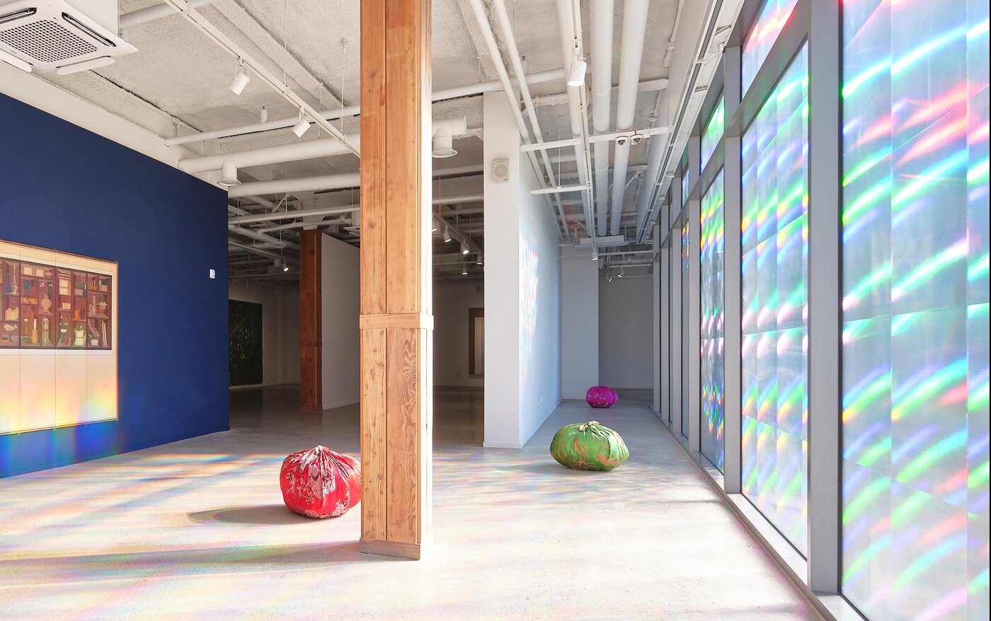 본문 이미지 - 'Fantastic Ordinary(판타스틱 오디너리)' 전시 전경(김수자). (사진제공: 숨프로젝트)