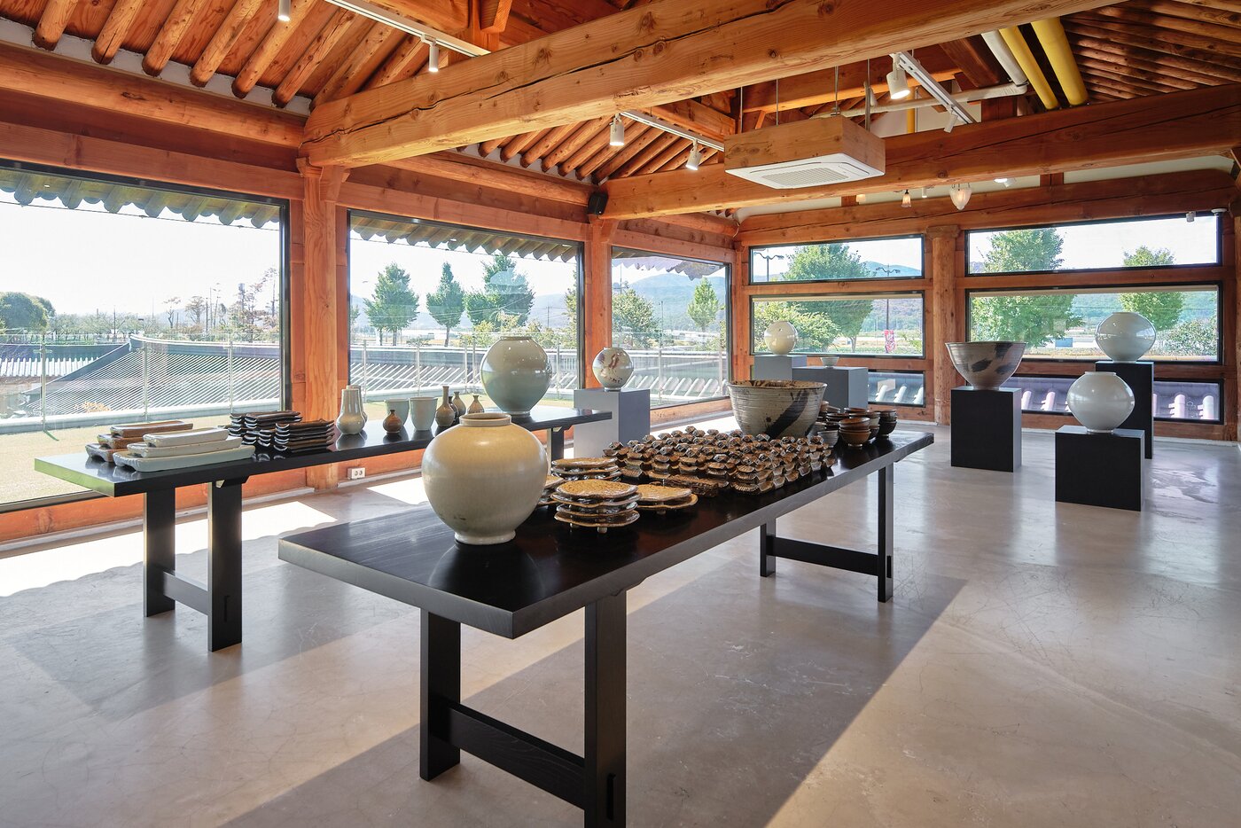 본문 이미지 - 'Fantastic Ordinary(판타스틱 오디너리)' 전시 전경(신경균). (사진제공: 숨프로젝트)