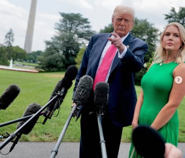 본문 이미지 - (트럼프 대통령과, 캐롤라인 래빗. 인스타그램 갈무리)