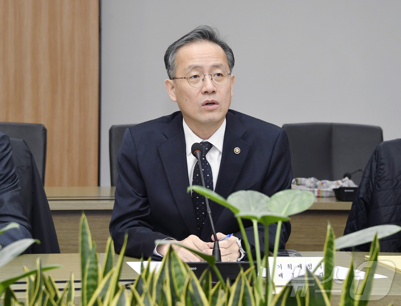 (서울=뉴스1) = 이형일 기획재정부 차관이 30일 오전 서울 영등포구 한국수출입은행에서 열린 \'거시경제금융회의\'에서 모두발언을 하고 있다. (기재부 제공. 재판매 및 DB 금 …