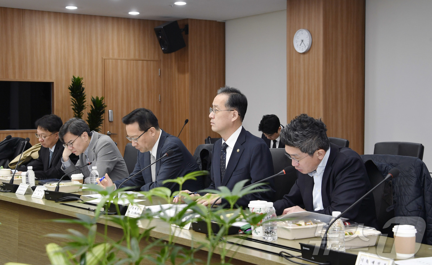 (서울=뉴스1) = 이형일 기획재정부 차관이 30일 오전 서울 영등포구 한국수출입은행에서 열린 \'거시경제금융회의\'에서 모두발언을 하고 있다. (기재부 제공. 재판매 및 DB 금 …