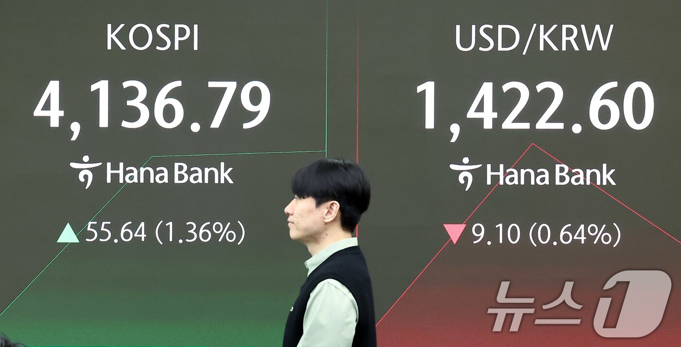 본문 이미지 - 한미 관세협상이 타결되며 코스피가 사상 최고가를 경신한 30일 오전 서울 중구 하나은행 본점 딜링룸 전광판에 개장 시황이 나오고 있다.  2025.10.30/뉴스1 ⓒ News1 김성진 기자