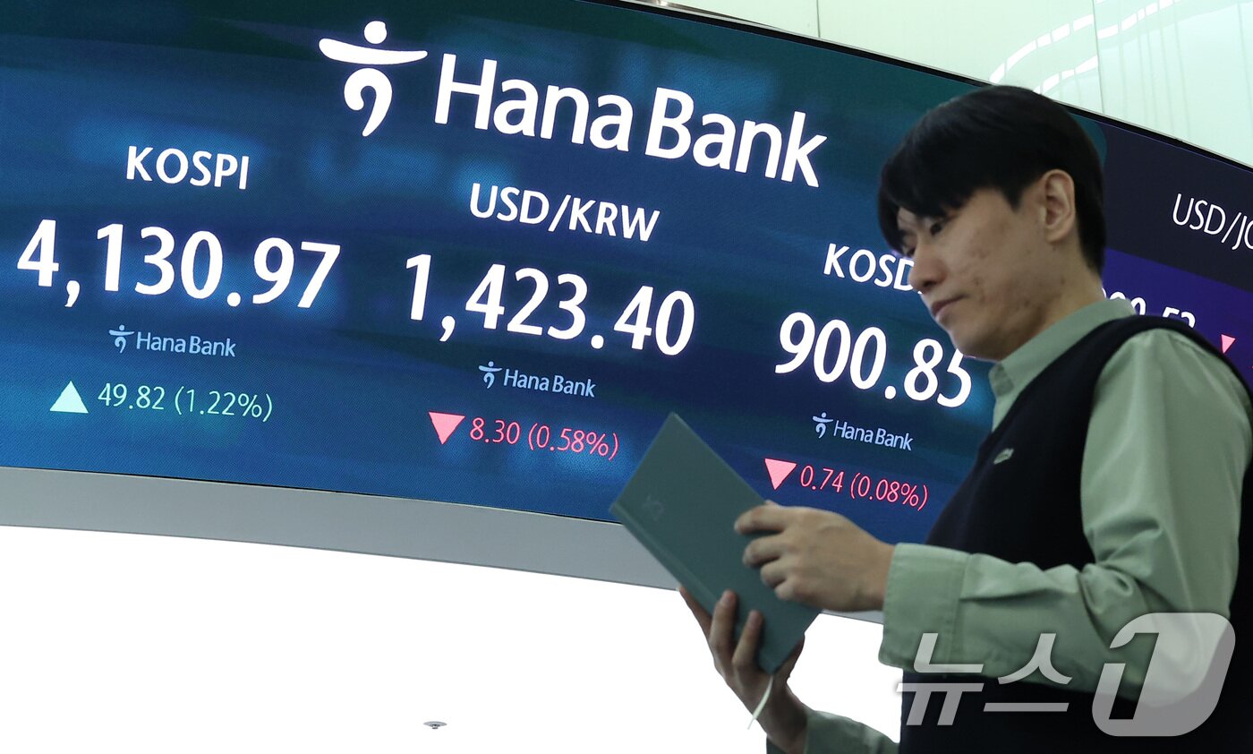 본문 이미지 - 한미 관세협상이 타결되며 코스피가 사상 최고가를 경신한 30일 오전 서울 중구 하나은행 본점 딜링룸 전광판에 개장 시황이 나오고 있다.  2025.10.30/뉴스1 ⓒ News1 김성진 기자
