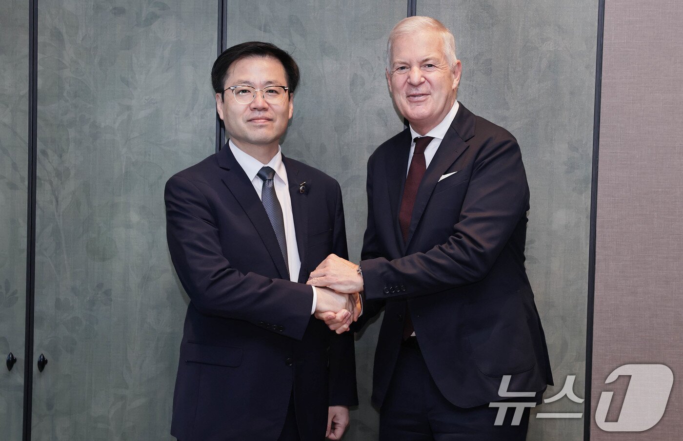 본문 이미지 - 여한구 산업통상부 통상교섭본부장이 30일 경남 경주시 소노캄에서 존 덴튼 국제상공회의소 사무총장과 기념 촬영을 하고 있다. &#40;산업통상부 제공. 재판매 및 DB 금지&#41; 2025.10.30/뉴스1