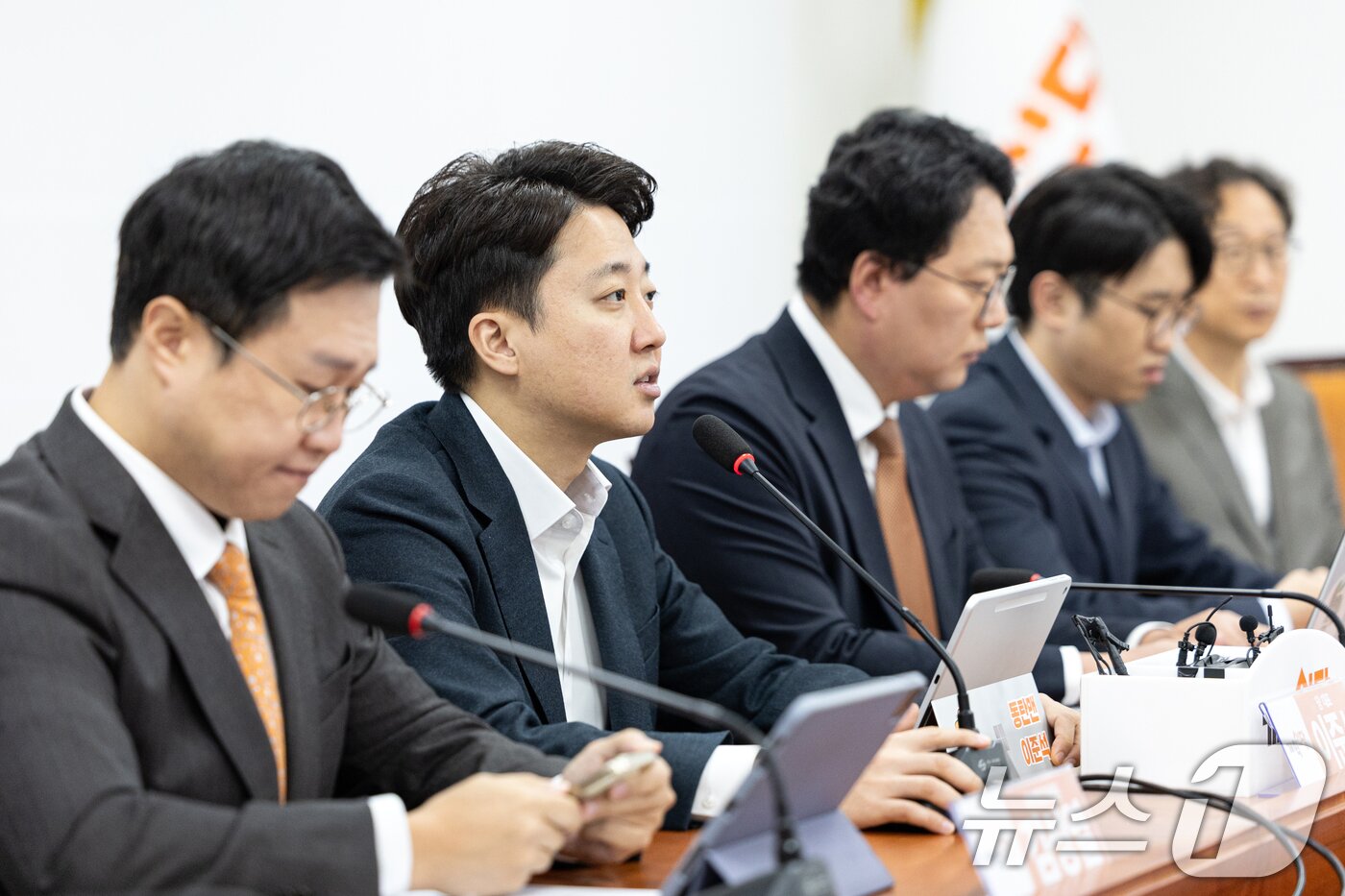 본문 이미지 - 이준석 개혁신당 대표가 지난 10월 30일 서울 여의도 국회에서 열린 최고위원회의에서 모두발언하고 있다. 2025.10.30/뉴스1 ⓒ News1 이승배 기자